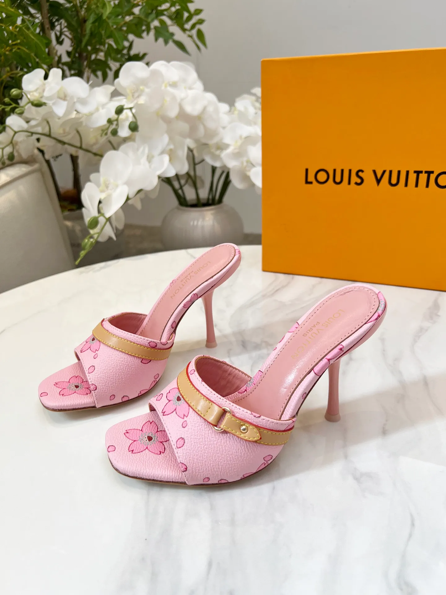 👟👟Ex-factory price 440👟👟 LV new denim kitten heel slippers 2025 summer must-have for goddesses, original replica, super comfortable on the feet. Show off the queen's temperament, the heel height is 9.5CM, which shows your temperament without being tiring. Leather outsole. Standard code: 35-42 (41 and 42 codes are customized, non-returnable and non-exchangeable)